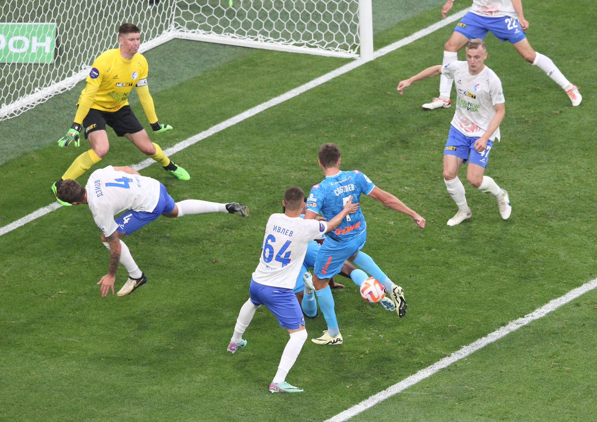 fczenit_en's tweet photo. 40' | Sobolev and Cassierrra can't find a way through during this goalmouth scramble
#ZenitFakel 0-1 https://t.co/u6BlxeqoI4