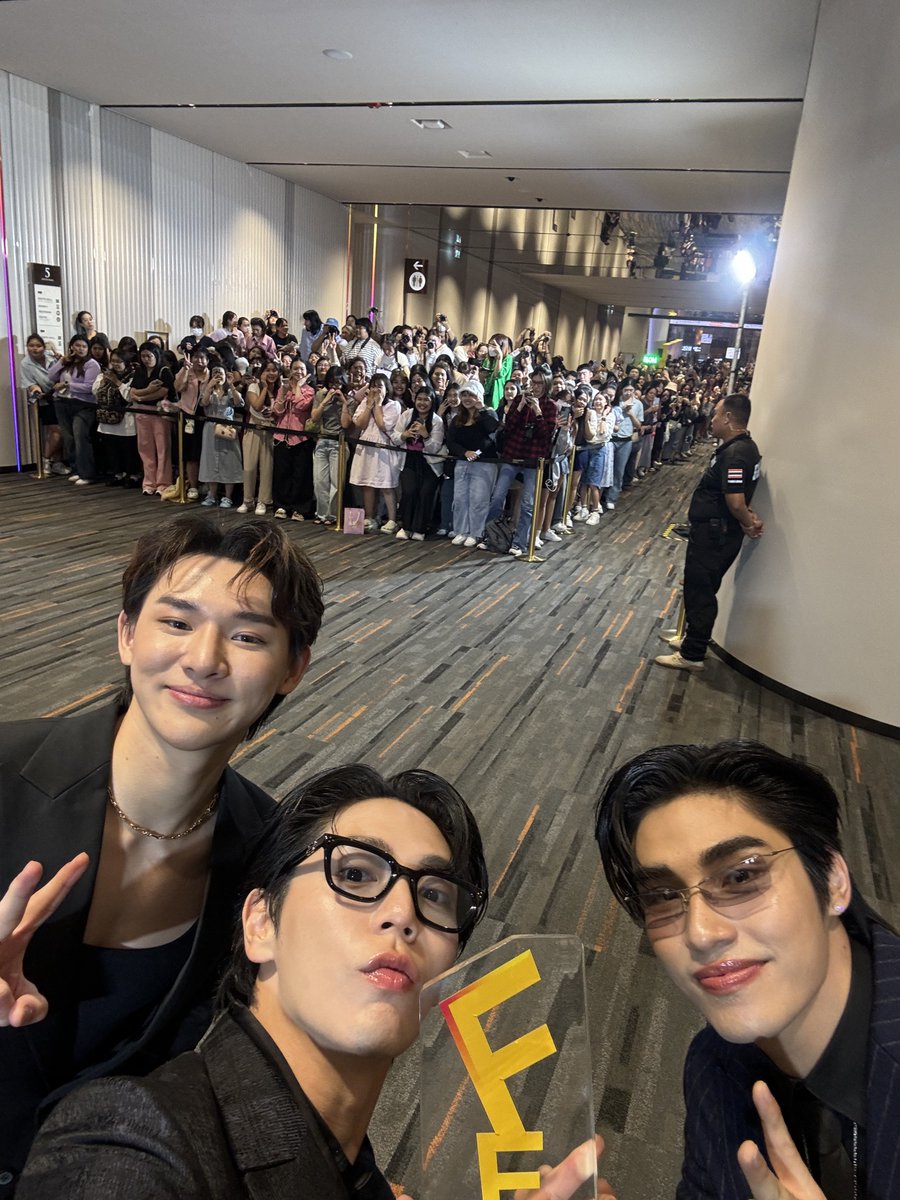 poompps1's tweet photo. ขอบพระคุณทุกๆคนนะครับบ
แม่ๆขยันกันฝุดๆ 
พวกเราขอมอบรางวัลนี้ให้กับทุกๆคนนะครับ เพราะถ้าไม่มีคะแนนโหวดจากทุกคนก็คงไม่ได้รางวัลนี้!🙏🏻❤️❤️❤️
#FeedYAwards2024 
#FeedYAwardsxUpPoom https://t.co/qAf5bPMEKh