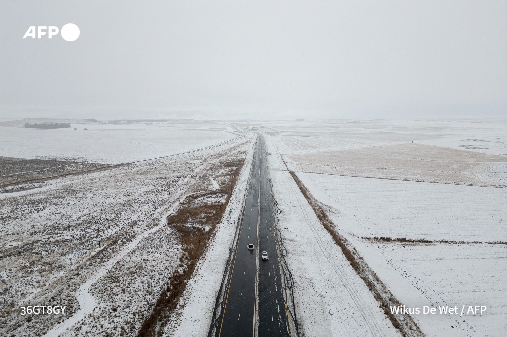 🇿🇦 ❄️Des chutes de neige d'une ampleur inhabituelle ont provoqué ce samedi d'importantes perturbations sur les routes sud-africaines, avec des personnes toujours bloquées à la mi-journée après avoir passé la nuit dans leurs véhicules #AFP
