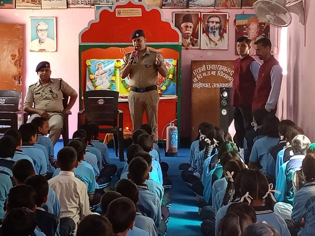 UttarkashiPol's tweet image. फायर स्टेशन उत्तरकाशी की टीम द्वारा कल 20 सितम्बर 2024 को सरस्वती विद्या मंदिर लक्षेश्वर, उत्तरकाशी में अग्नि सुरक्षा एवं प्रशिक्षण कार्याशाला आयोजित कर स्कूली छात्र/छात्राओं को अग्निशमन से सम्बन्धित प्रशिक्षण दिया गया।
#firesafety #AwarenessProgram #firefighter