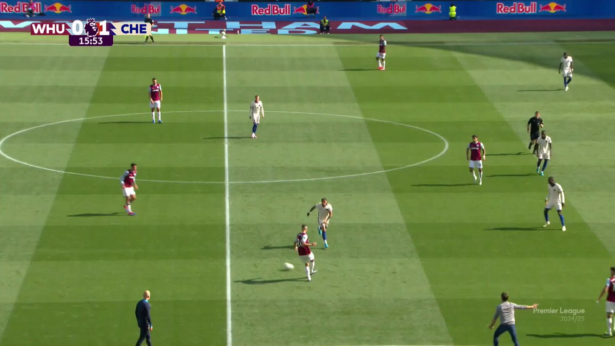 Here's Lopetegui pointing at Wan-Bissaka and demanding more use of the width just before one of those hopeful Paquetá balls over the top.

It feels like there's some kind of communication breakdown at play here because the gap between intentions and on-pitch outcomes is huge.