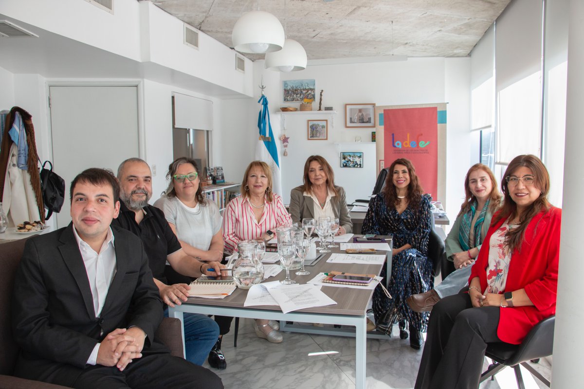 📌 La Red de Defensoras y Defensores compartió una reunión ordinaria donde le dieron la bienvenida a
<a href="/Ale_Martinezjuy/">Alejandra Martínez</a> y a Agustín Garlatti y Laura Aldapi, recientemente designados a cargo de la Defensoría de los Derechos de Niñas, Niños y Adolescentes de la provincia de Jujuy