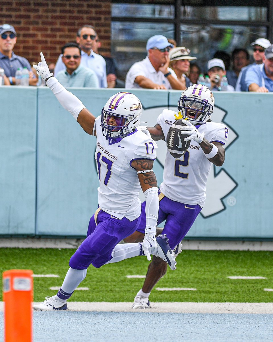 JMUFootball's tweet photo. THEM BOYS UP TO SOMETHING ⚡️

#GoDukes https://t.co/2yWRZFTXYl