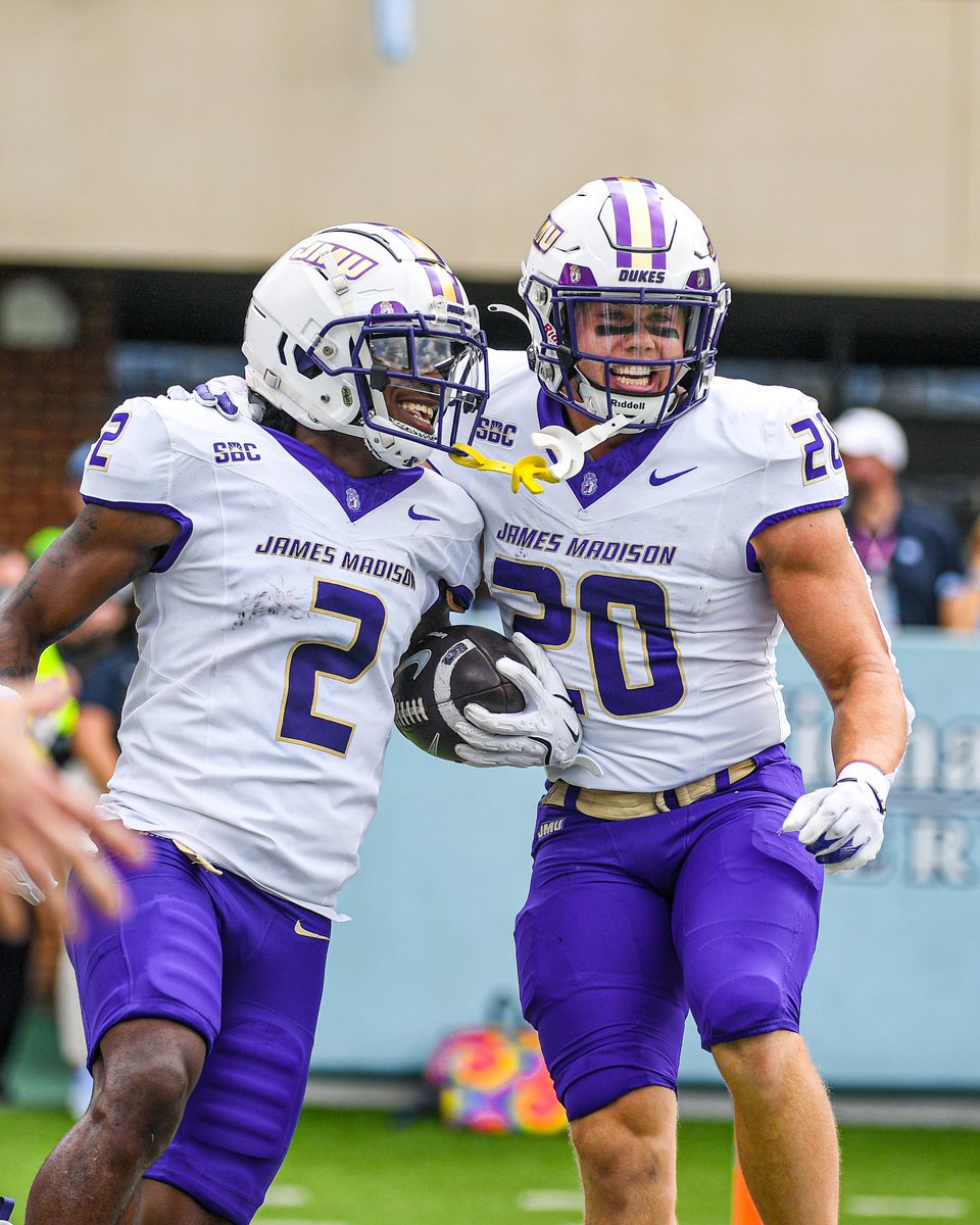 JMUFootball's tweet photo. THEM BOYS UP TO SOMETHING ⚡️

#GoDukes https://t.co/2yWRZFTXYl