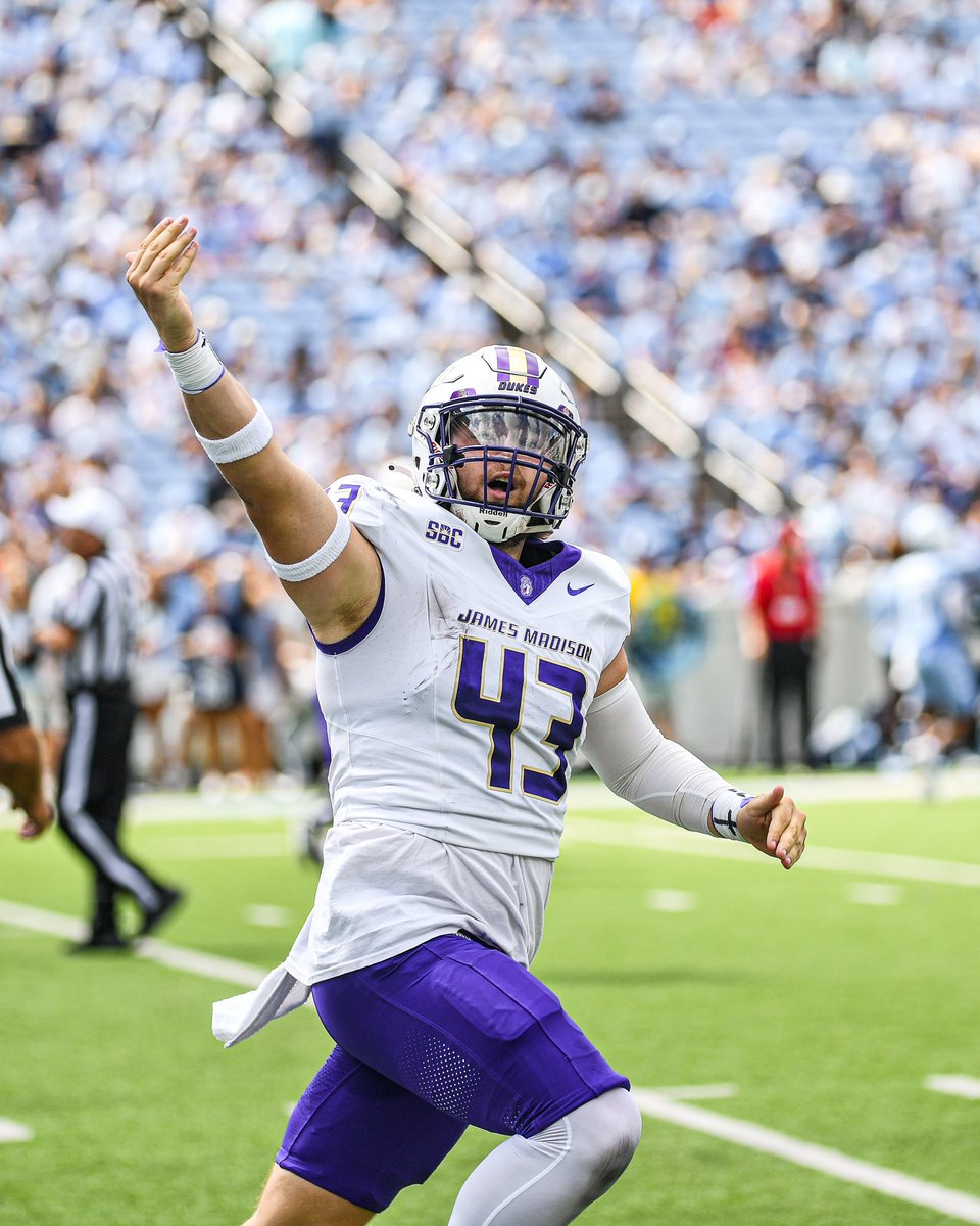 JMUFootball's tweet photo. THEM BOYS UP TO SOMETHING ⚡️

#GoDukes https://t.co/2yWRZFTXYl