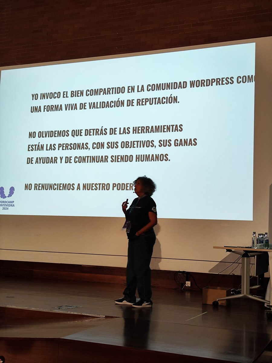 carlotagalvan's tweet photo. La diferencia entre @wordpressdotcom y el resto de comunidades es básicamente ésta 
Euridice para #PonteWordCamp https://t.co/9ftB3xbDZY