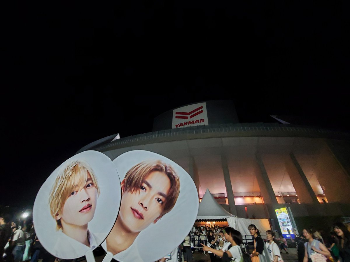 runrunchanmin's tweet photo. ちょっと待って
私のアイコンヤン坊マー坊
ところで、私の目の前からせり上ったイケメン誰？片側編み込みしてた人
ガン見やったとけど

 #KAMIGATA_BOYZ 
 #ヤンマースタジアム長居 
(同伴ちゃんのイケメン団扇をお借りしました) https://t.co/5KMgrzOLxb