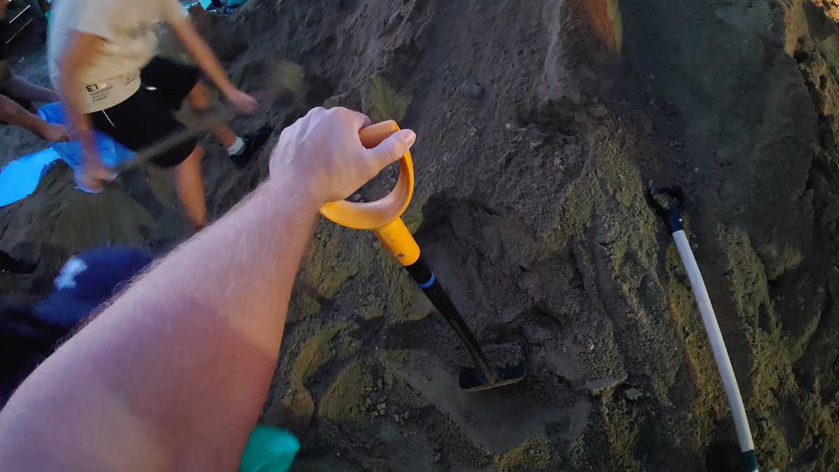 Lubuskie walczy z powodzią. Sam byłem w kilku miejscach z pomocą - pakowanie worków i dostarczanie jedzenia. Nigdzie jednak nie widziałem najbardziej lubuskiego posła - Łukasza Mejzy. Wiecie może gdzie jest? Czy cokolwiek robi? Bo kto jak kto, ale na wałach to on się chyba zna...