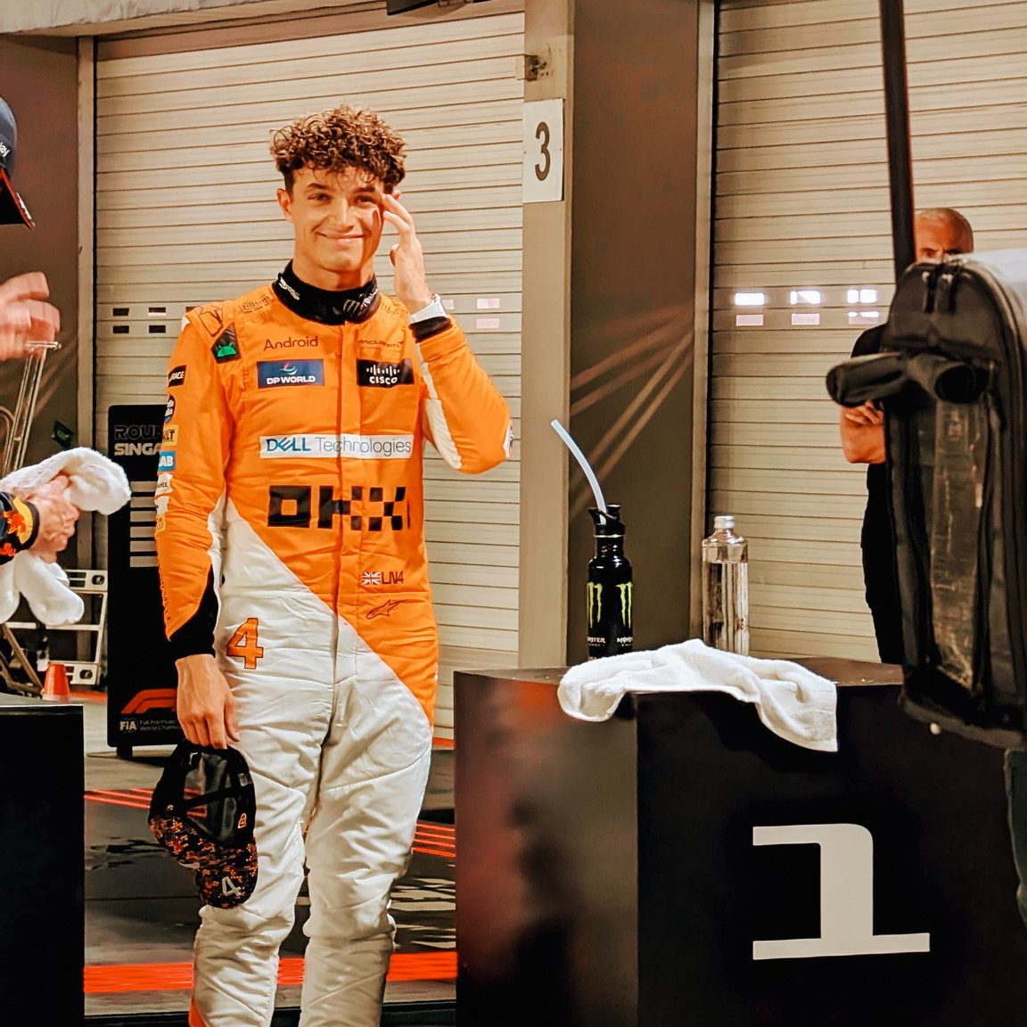 McLarenF1's tweet photo. 😁 @LandoNorris 😁

#SingaporeGP 🇸🇬 https://t.co/6d5KlMTLHG