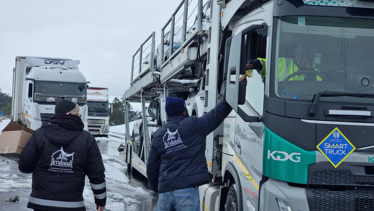 goolamv's tweet photo. Al Imdaad foundation disaster  response teams are currently responding to the snow incident on the N3, where the traffic is stacked up from last night.
The following items  are being distributed: baby blankets, thermal blankets, hygiene packs, sandwiches , fruits , bottled water & hot meals.
#N3TrafficAlert #Montrose