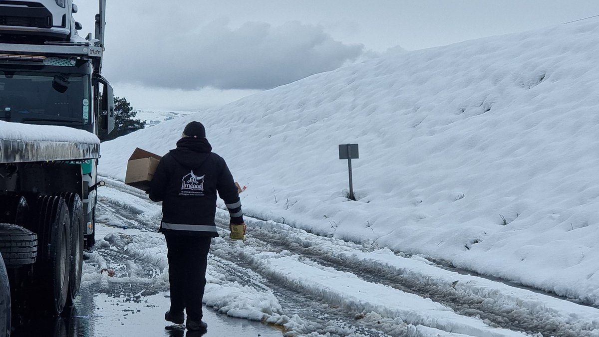 goolamv's tweet photo. Al Imdaad foundation disaster  response teams are currently responding to the snow incident on the N3, where the traffic is stacked up from last night.
The following items  are being distributed: baby blankets, thermal blankets, hygiene packs, sandwiches , fruits , bottled water & hot meals.
#N3TrafficAlert #Montrose