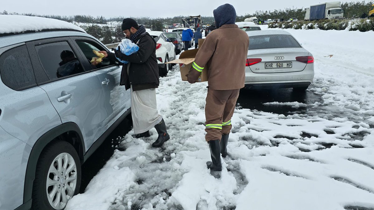 Al Imdaad foundation disaster  response teams are currently responding to the snow incident on the N3, where the traffic is stacked up from last night.
The following items  are being distributed: baby blankets, thermal blankets, hygiene packs, sandwiches , fruits , bottled water