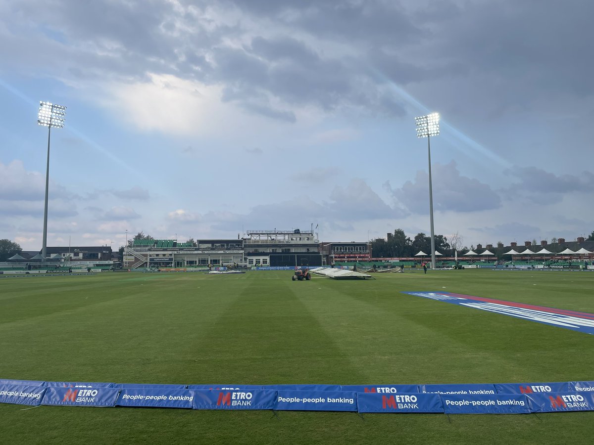 The umpires take the players off the field as a safety precaution due to a lightning in the sky. 

It has also started to rain heavily and the groundstaff are bringing on more covers. ⛈️

Sunrisers 121/3 after 25 overs.