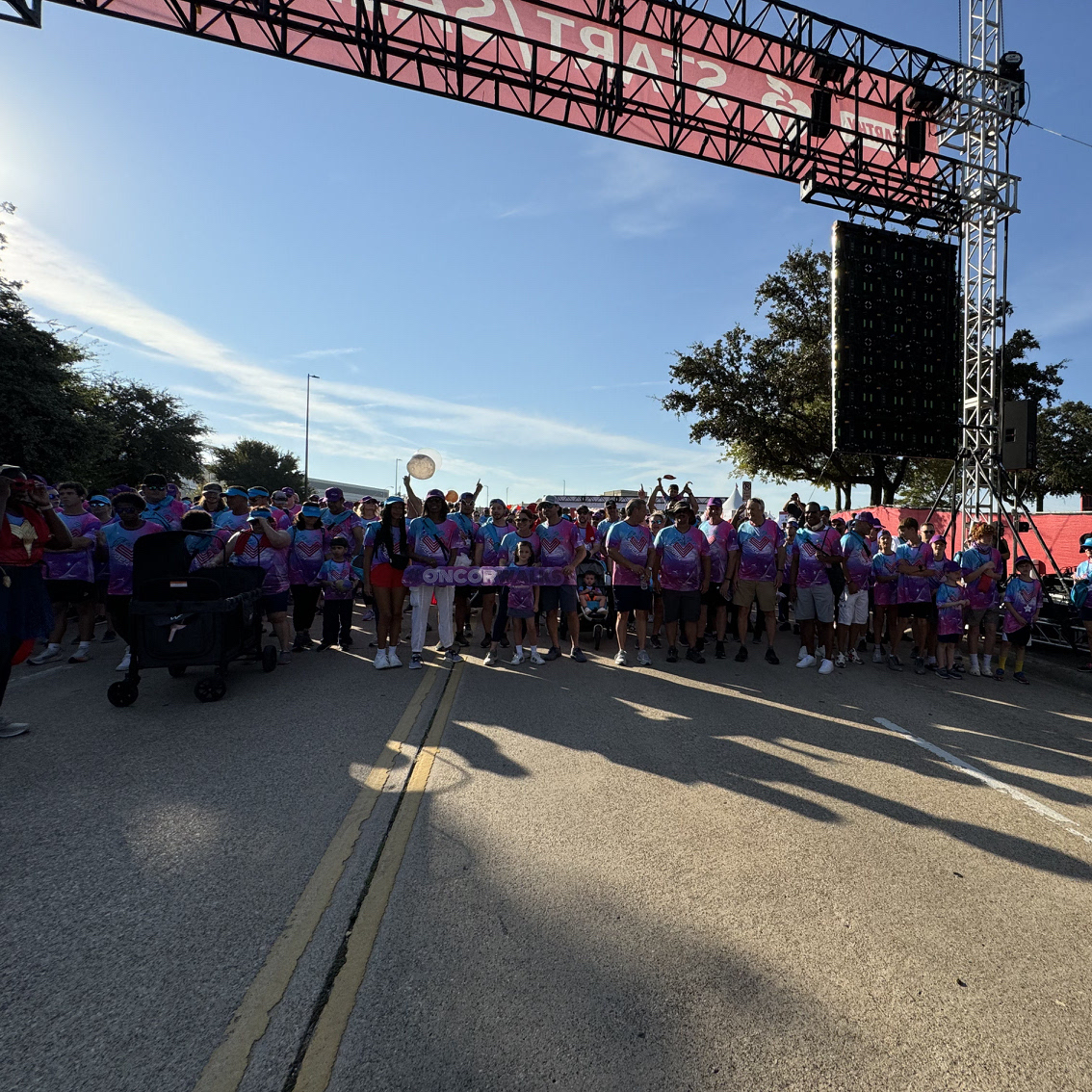 oncor's tweet photo. And we're off! #TeamOncor starts another #DallasHeartWalk with the @American_Heart to support the fight against heart disease and stroke. We continued our strong tradition of community, supporting an important cause, and coming together to walk and #LiveWell. https://t.co/kgQX5r7NWv