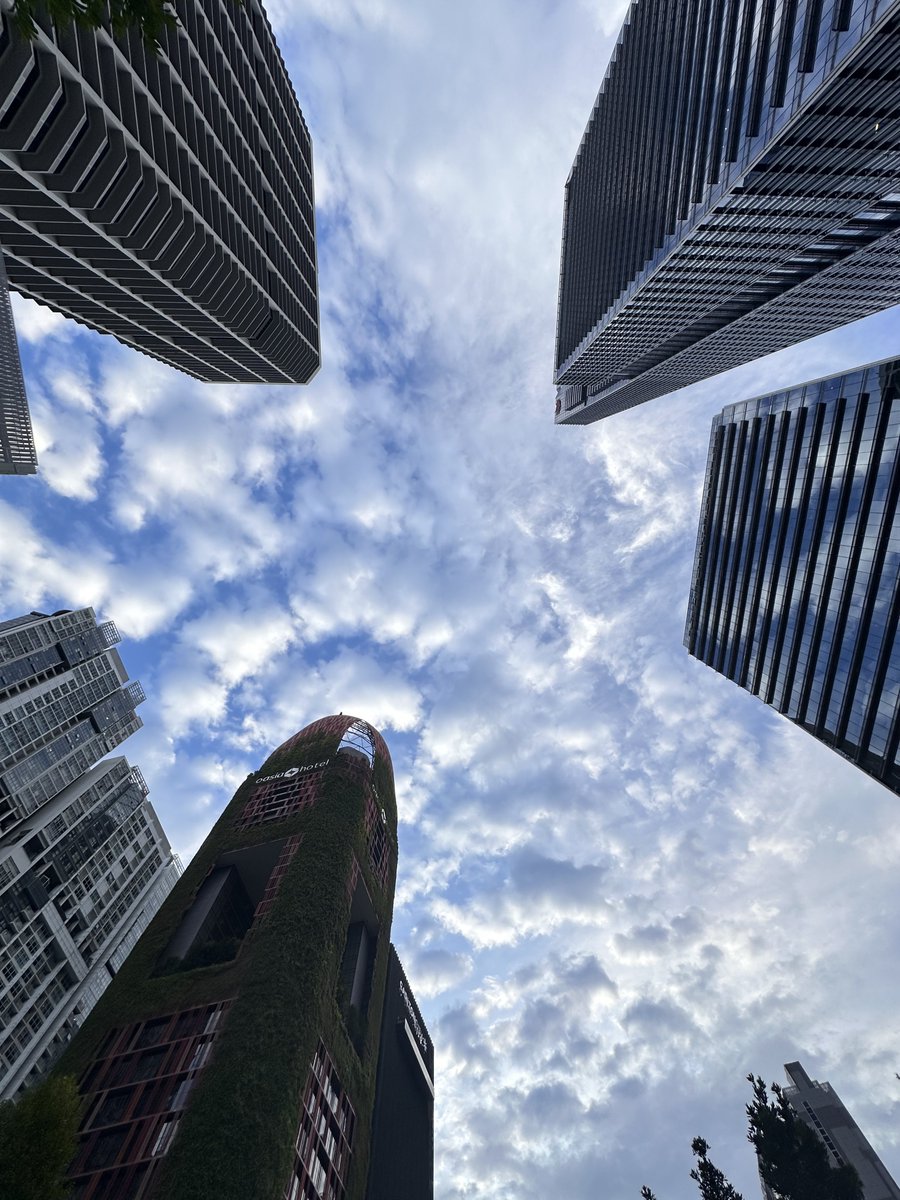 Dr_AJ_MD's tweet photo. I keep getting lost in this place, but it seems like a good place to get lost!☺️😊

#SG #Skyscrapers #Clouds #CloudPatterns #AerialView #LostAndFound #AmateurPhotography https://t.co/p3OLD0NoPs