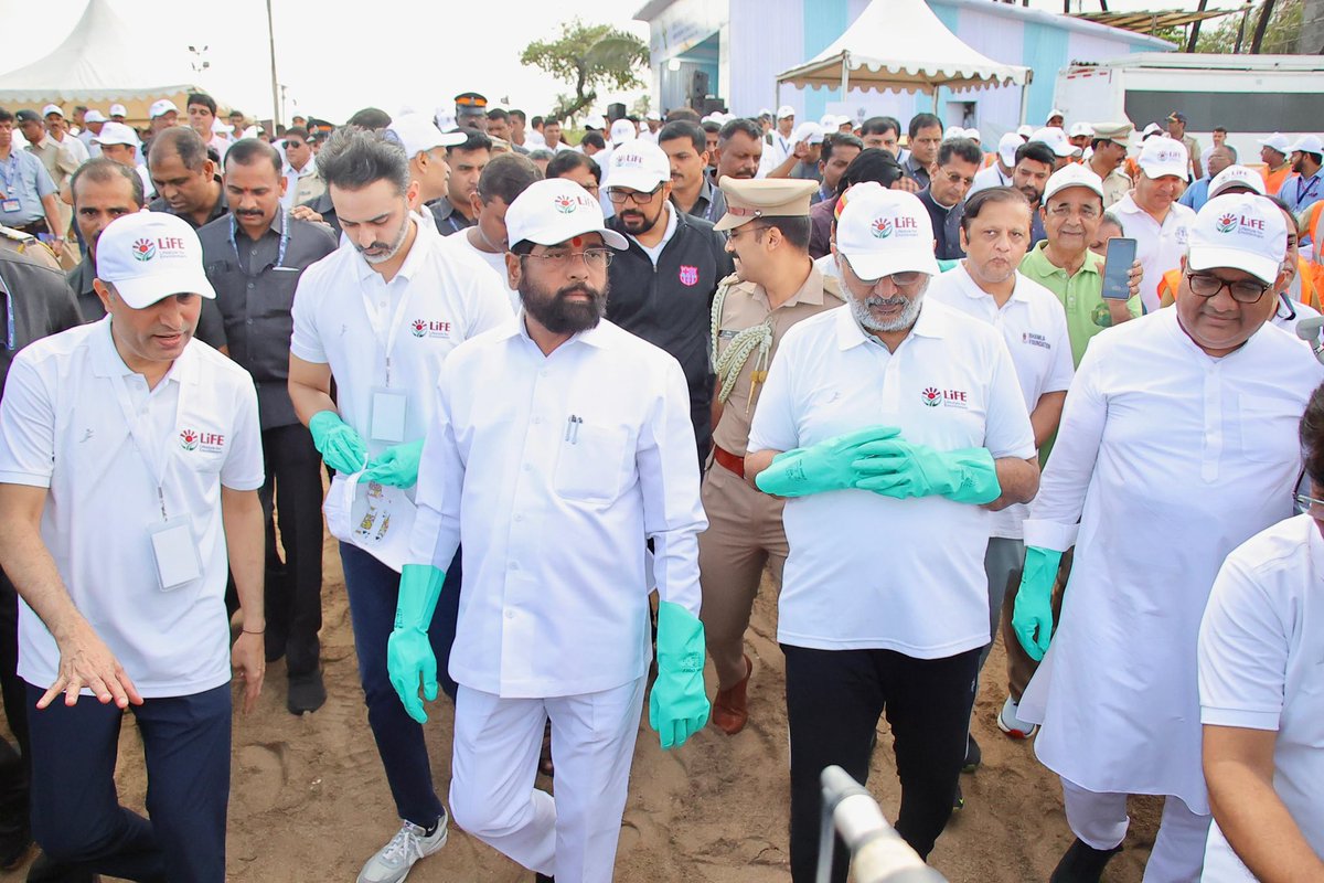 Asifbhamlaa's tweet photo. @bhamlafoundatio Completes 500 Weeks of Beach #Cleanathon On International Coastal Cleanup Day 2024, Nearly 800 volunteers & Ecochamps participated At Juhu Beach our team members Participated in official Program of @moefcc in auspicious presence of Hon @maha_governor Chief Minister Shri @mieknathshinde ji Environment Minister Shri @byadavbjp Ji @isiddheshRkadam Ji India is making all efforts to build SustainableCoasts for a greener, cleaner future.