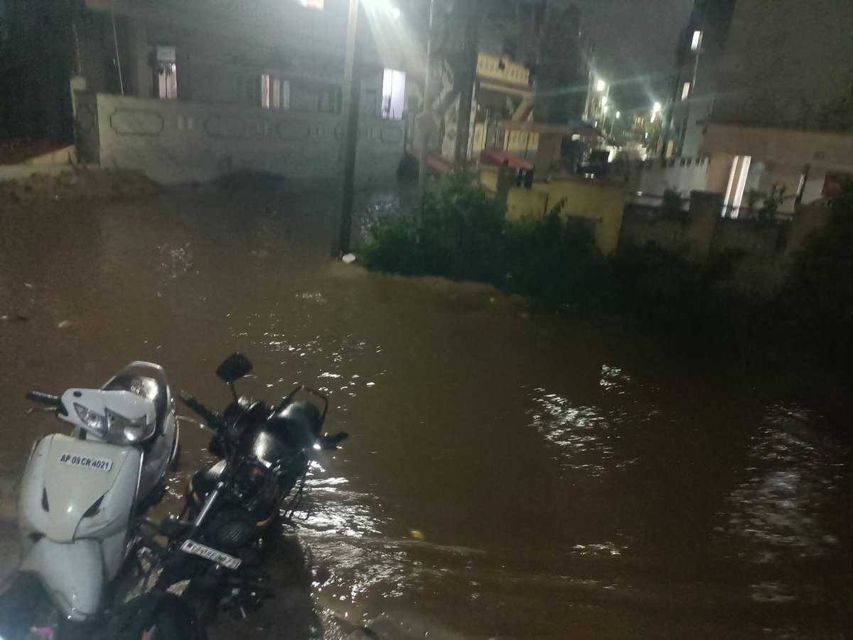 nagla_deepak's tweet photo. @ZC_LBNagar @AEGHMC_KOTHAPET @GhmcMayoroffice @revanth_anumula @CommissionrGHMC Dear sir, we are unable to walk on street due to lake of road in our colony...The Brundavan colony kothapet, plz look video how we can walk on mud in raining contact 9182842999 https://t.co/bPcsdBt5q2