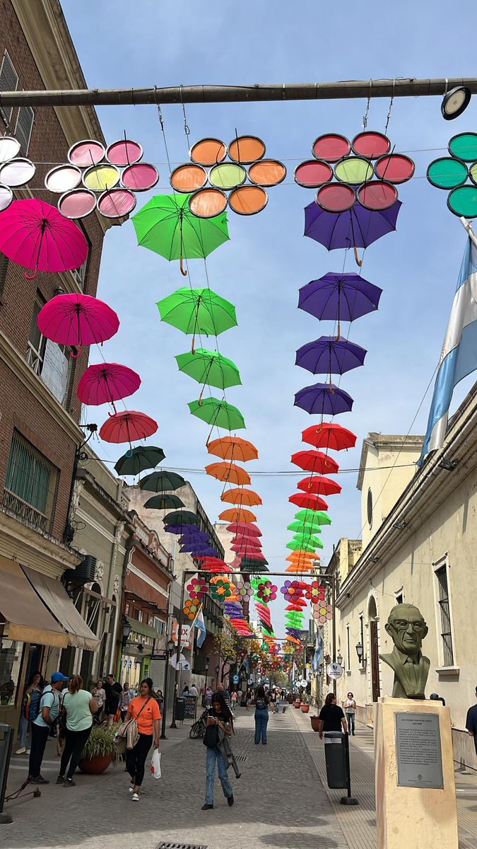 Muy lindo lo que hizo la @muniSMT para recibir la primavera. A veces con poco se puede hacer mucho