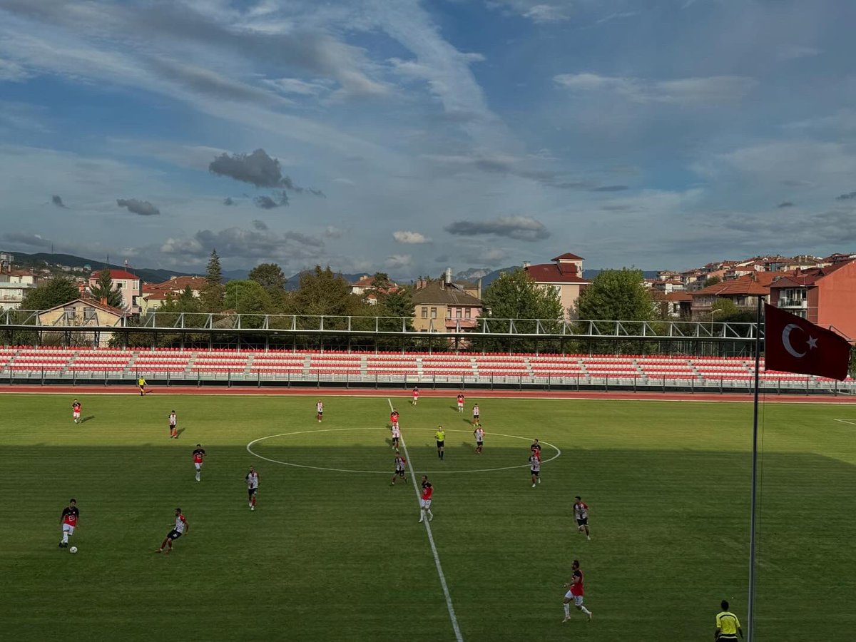 yaldatmaz's tweet image. Bölgesel Amatör Lig temsilcimiz #Bartınspor ve #Devrek Belediyespor’un Atatürk Stadyumunda oynanan hazırlık maçını futbolseverler ile birlikte izledim.
