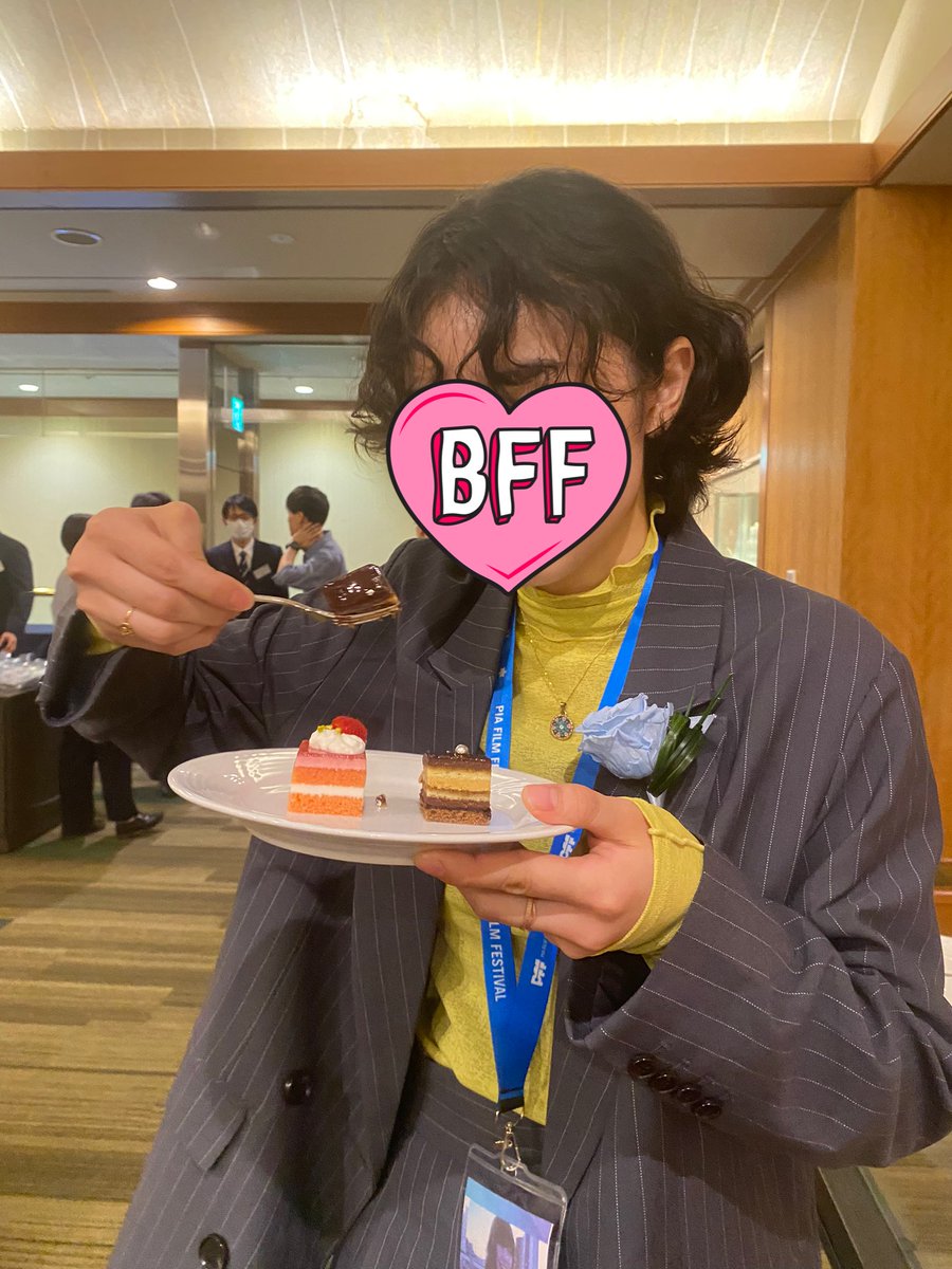 #ぴあフィルムフェスティバル 表彰式へ行ってきました！受賞された皆さまおめでとうございました✨
名古屋からちょっと大変だったけど全プログラム観に通ってよかった！！刺激をたくさん受けました
そしてサンライズをつくる一員になれてよかった！

写真は表彰式終了後ケーキを貪る八代監督
#PFF