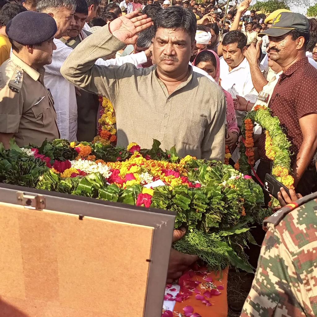 INCAjaypal's tweet photo. राजाखेड़ा के दूल्हे राय का घेर निवासी शहीद स्व. श्री रामकिशोर बघेल को मेरी विनम्र श्रद्धांजलि। उनकी शहादत देश की सुरक्षा और समृद्धि के लिए अमूल्य है।
मैं शहीद रामकिशोर जी के परिवार के प्रति संवेदना व्यक्त करता हूं और उनकी शहादत को सलाम करता हूं।

🙏 ॐ शांति 🙏 https://t.co/eQNN8apv18