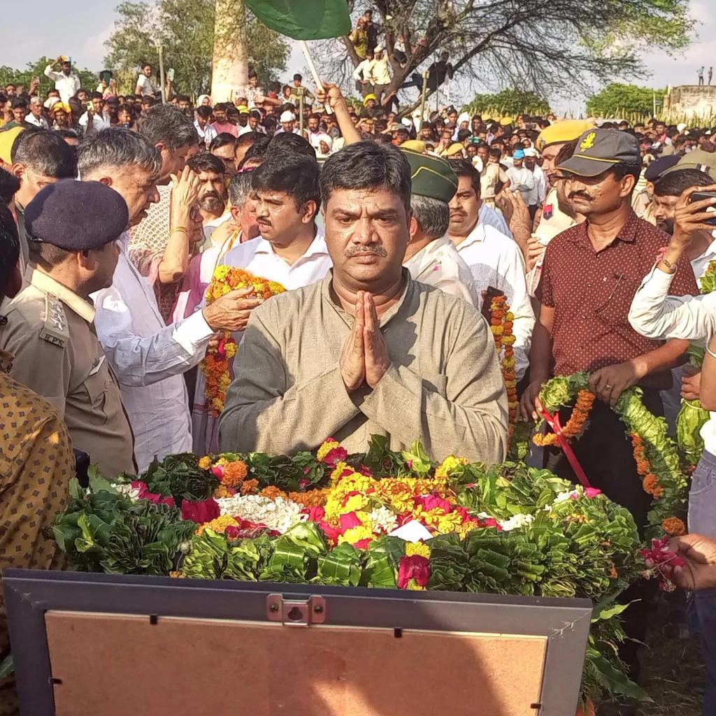 INCAjaypal's tweet photo. राजाखेड़ा के दूल्हे राय का घेर निवासी शहीद स्व. श्री रामकिशोर बघेल को मेरी विनम्र श्रद्धांजलि। उनकी शहादत देश की सुरक्षा और समृद्धि के लिए अमूल्य है।
मैं शहीद रामकिशोर जी के परिवार के प्रति संवेदना व्यक्त करता हूं और उनकी शहादत को सलाम करता हूं।

🙏 ॐ शांति 🙏 https://t.co/eQNN8apv18