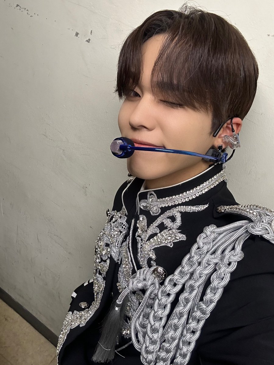 ONF_members's tweet photo. [#유 #U] 첫날 무사히 끝났어요😌
와주신 퓨즈들 넘 고맙고 최고로 즐거웠다!! 
내일도 힘 내봅니다 Light's On!!!💙💙💙
#TheHiddenShadow https://t.co/2NAFcp0HnV