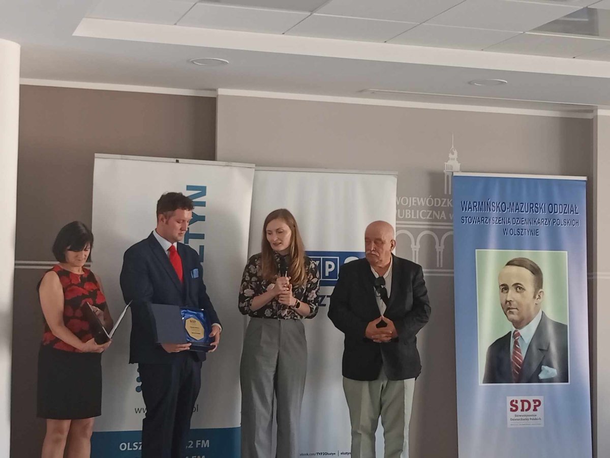 DziKS_UWM's tweet photo. Podczas dzisiejszej uroczystej gali Warmińsko-Mazurski Odział SDP przyznał Nagrodę Główną im. Seweryna Pieniężnego dr Martynie Siudak @MartynaSiudak z naszego Instytutu @DziKS_UWM. Nagrodę Młodego Dziennikarza otrzymała nasza studentka Amelia Zalewska! Serdecznie gratulujemy! https://t.co/hgbnunNDuA