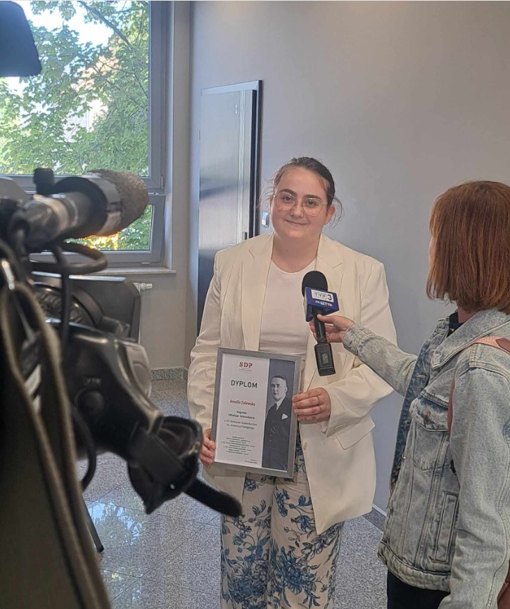 DziKS_UWM's tweet photo. Podczas dzisiejszej uroczystej gali Warmińsko-Mazurski Odział SDP przyznał Nagrodę Główną im. Seweryna Pieniężnego dr Martynie Siudak @MartynaSiudak z naszego Instytutu @DziKS_UWM. Nagrodę Młodego Dziennikarza otrzymała nasza studentka Amelia Zalewska! Serdecznie gratulujemy! https://t.co/hgbnunNDuA