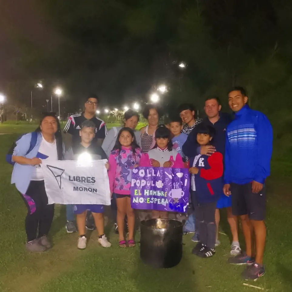 LibresMoron's tweet photo. 📢 En el dia de ayer los compañeros de #Haedo realizaron una #olla popular en la Plaza Goria, para que las familias mas necesitadas puedan tener un rico plato de comida en su mesa ya que tenemos un Estado Ausente y el hambre no espera‼️

#lapeorviolenciaeselhambre https://t.co/UQBti76WZL