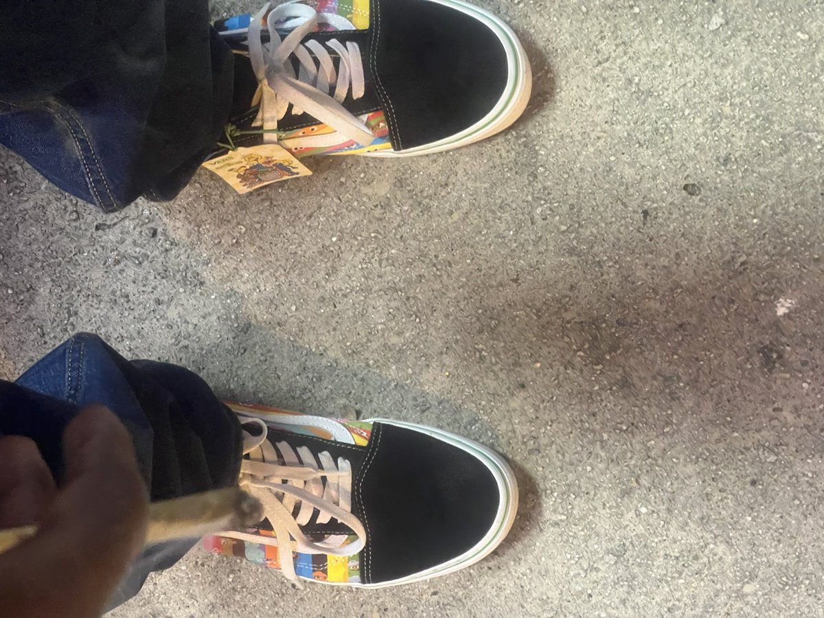 Disrespecfully's tweet image. Got my @Vans on…..😂🤣😂 #offthewall