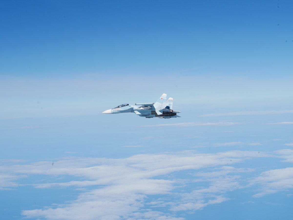 Alarmstart über der Ostsee: Auch heute wurde unsere QRA aus 🇱🇻 alarmiert, um gleich fünf 🇷🇺✈️ ohne Flugplan und Transponder zu identifizieren. Darunter ein Flanker M und vier Flanker H, die von unseren 🇩🇪#Eurofightern über die Ostsee eskortiert wurden. 
Es interessiert uns