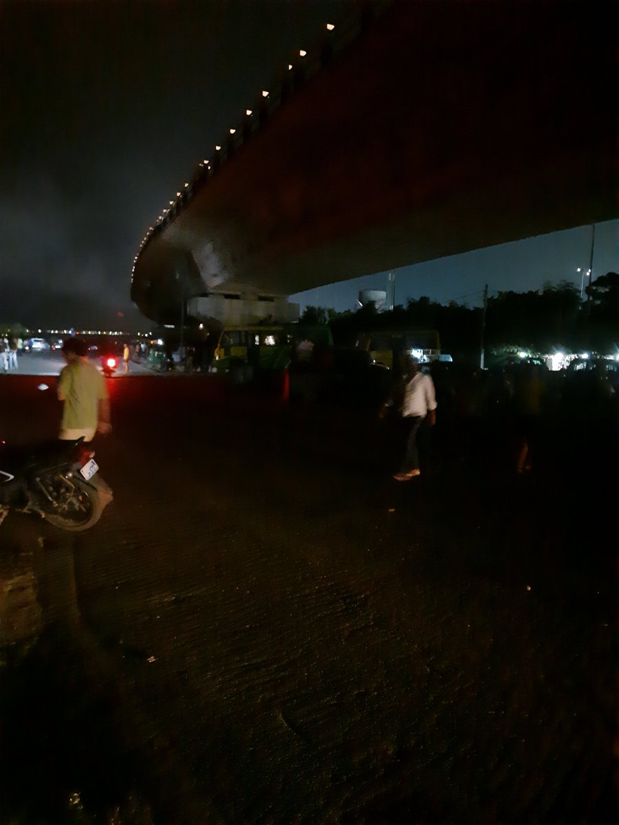 AnupamPrak's tweet photo. @cityofpatna Very poor conditions of street lights west of j p setu on roads near Janardhan ghat and on flyovers of leading to rupaspur nahar. Approach road of j p setu is also dark. Not a single light working since long. Making road unsafe and looks ugly for local and outsiders https://t.co/CTOKYNohcl