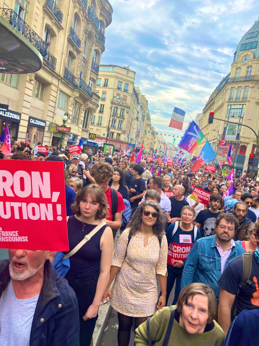 LFIParis18's tweet photo. Aujourd’hui, en occasion du 232e anniversaire de l’abolition de la monarchie en France, plus que jamais,on fête la République populaire, antiraciste et solidaire ! Un seul mot d’ordre 🥁: #MacronDestitition !!! 
[crédit photos @jacquinc] https://t.co/07i7ebR5qp