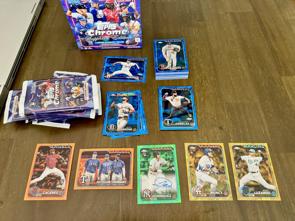 DGLee80's tweet photo. My son and I got our Montgomery Club box of Sapphire….and BOOOOOOM, The Martian has landed! Thanks @Topps @CardPurchaser https://t.co/peoBKXiGNF