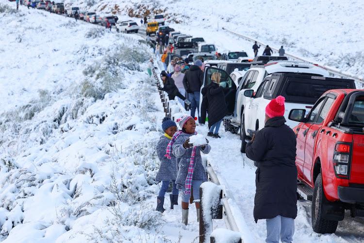 Thank you to all South Africans donating food, blankets, and warm beverages to all motorists stuck in the snow on the N3 ❤️❤️❤️

Indeed we are stronger together with ubuntu in moments like these

Thank you 🙏🏾

No DNA, just RSA!💫🇿🇦