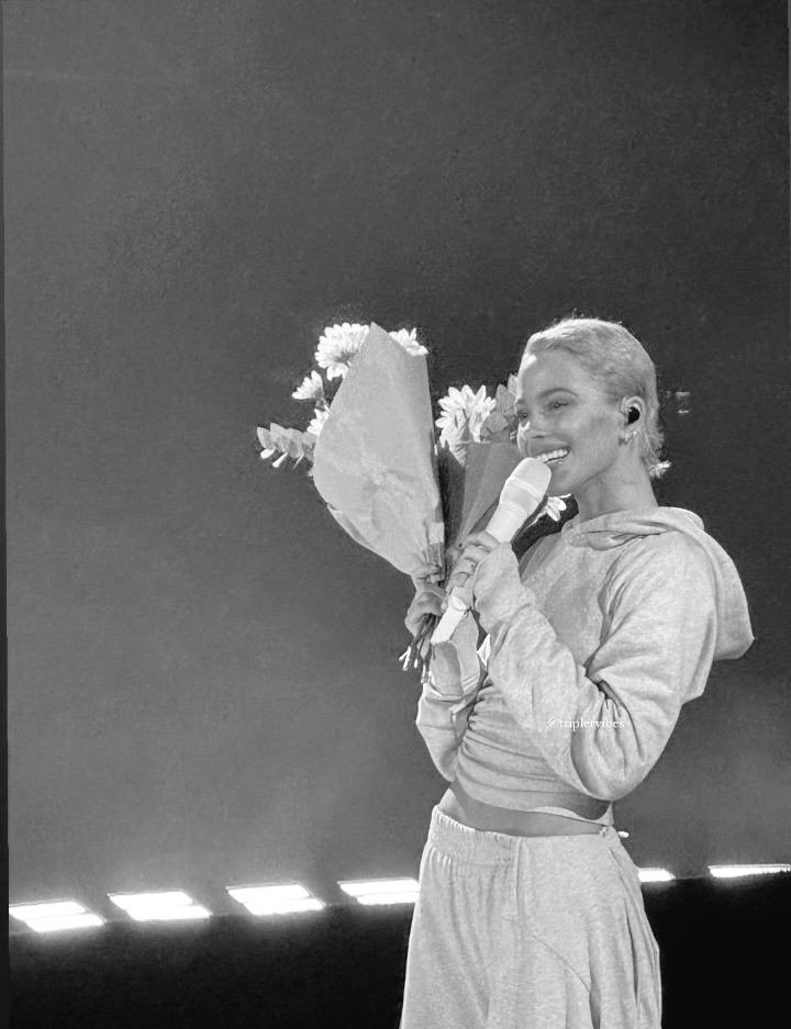 feliz primavera tini🤍