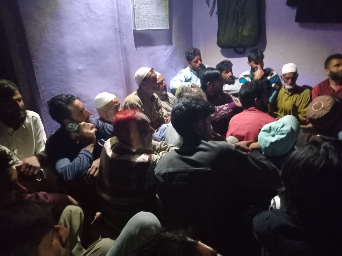 jahingir01's tweet photo. Grand meeting of @JKPCOfficial held at Tulwari sirajpora at my residence in presence of Ab.Rashid beig sahb and other senior workers.
#DignityandDevelopment
@JKPCOfficial @JkpcKupwara @JkpcKulgam @sajadlone @YJKPC_ @_jkpc_sopore @imranrezaansari @OvaisMohammad3 https://t.co/68lO1diyL7