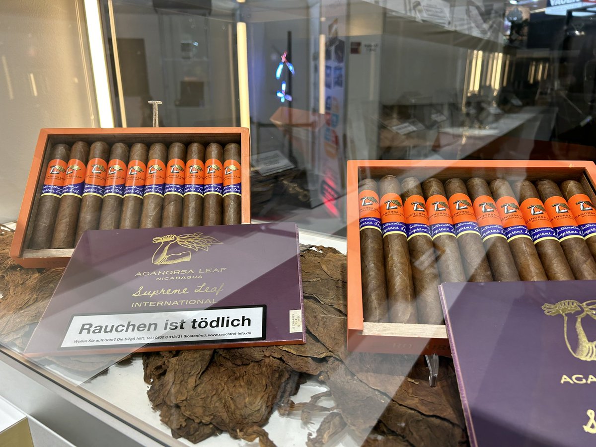 ldncigarsmoker's tweet image. Love seeing all these new cigar releases at #InterTabac, check our the new #AganorsaLeaf Supreme Leaf cigars for the international market. 

Met up with the VP @terencereilly82 at #InterTabac just now - this one is for you @LeifLunatic 😄🙌