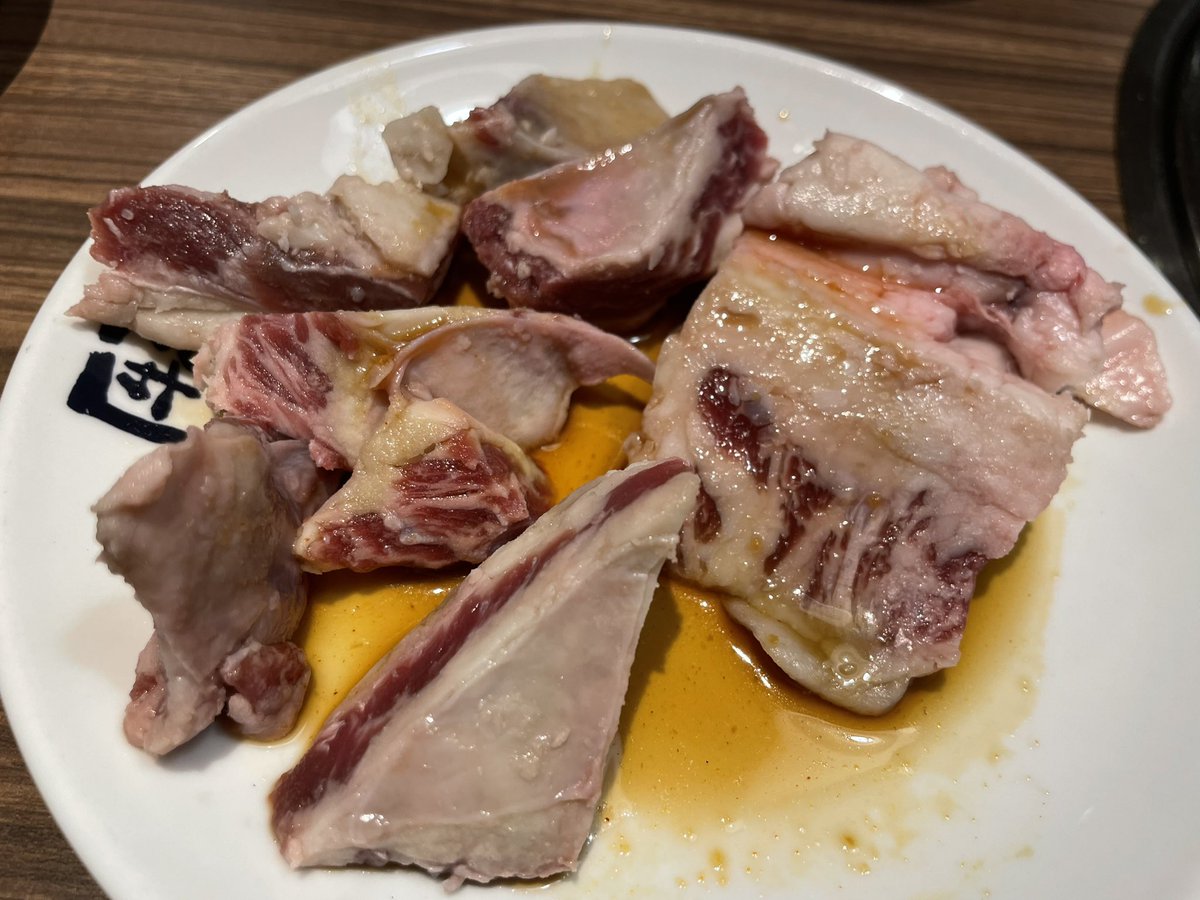 _ginzaru_'s tweet photo. 牛角でいっぱいの牛脂提供されたから、何だろうと思ったらカルビだった。 https://t.co/EuivTxFbtt