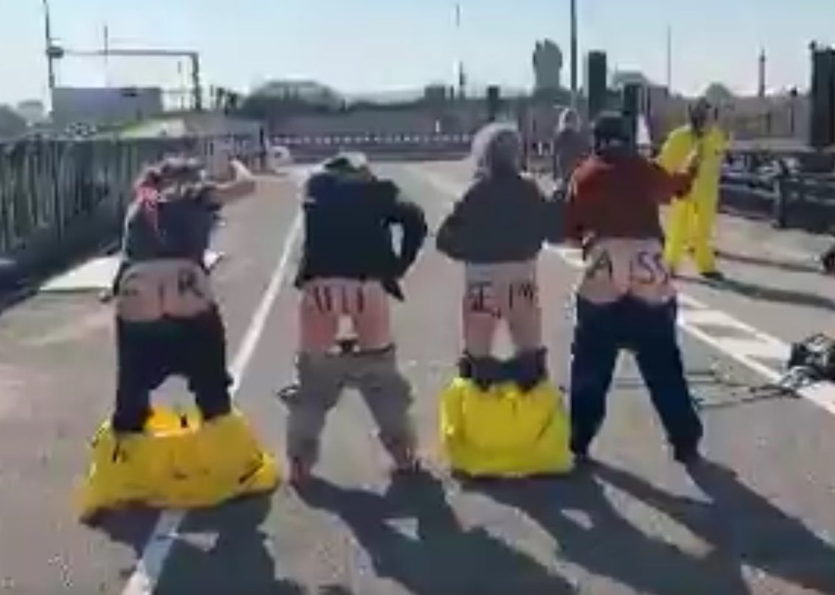 HenryJP55's tweet image. #ExtinctionRebelion ‘protesteert bij de #IJmuidense sluis. 

Waarom worden ze niet opgepakt wegen het schenden van de openbare orde? 
Tranentrekkende, dit vulgaire gedoe. Hoop dat er de volgende keer een paar IJmuidense vissers met puntschoenen rondlopen.