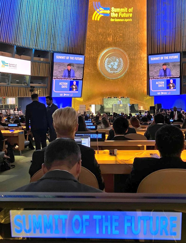 RCLIMATICA's tweet photo. Amigo, colega y aliado; @OliHenman prop un sistema multilateral democrático, basado en derechos para un futuro mejor: poner fin a los combustibles fósiles, protección social universal y proteger el espacio cívico incluso en la ONU mediante el fortalecimiento de @MajorGroupsUN https://t.co/5DrLggYPaW