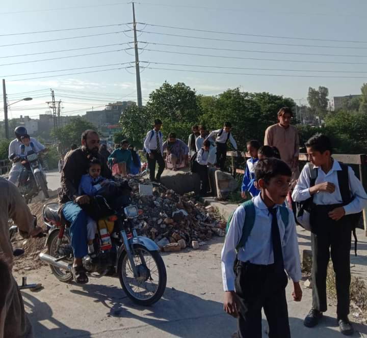 Rajashahidnawa9's tweet photo. @ICT_Police 
#digsecurity
@RandhawaAli
 یہ تصویریں کسی گاؤں یا دور دراز کے علاقے کی نہیں بلکہ پاکستان کے کیپیٹل اسلام اباد کے سیکٹر ائی نائن فور کی ہے جہاں پر لوگوں کو ذلیل کرنے کے ساتھ ساتھ سکول کے بچے اور بچیوں کو ذلیل کرنے کے ساتھ ساتھ بچوں کا سکول دیر سے پہنچنا اور تعلیم کے https://t.co/yJNBNHvGEk