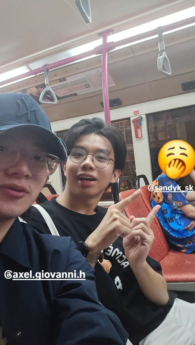 rumtoki's tweet photo. #free my guy sandy and stop ditching him like this LMAOAOAFSNDNFFJKD 😭😭😭😭 dunia ini punya #imkevin #axelots doang yang lain NGONTRAK! https://t.co/UsBMjToguk