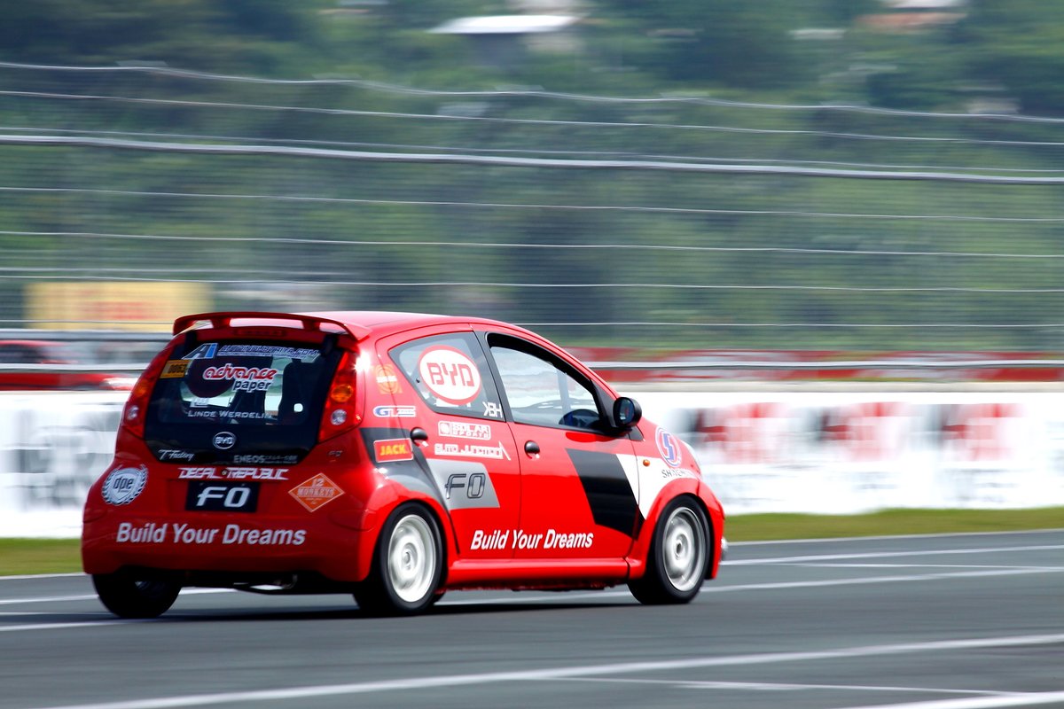 MorteJude's tweet photo. @danitahamel Good day, Ms. D
Here's something for the #red thread theme - a Philippine-market BYD F0 mini hatchback, scooting on a racetrack in Pampanga province (Philippines) during a touring car race.
Enjoy 📷
#Photography #Car #automobile #automotive #autoracing #motionshot https://t.co/dshgb0YJJj