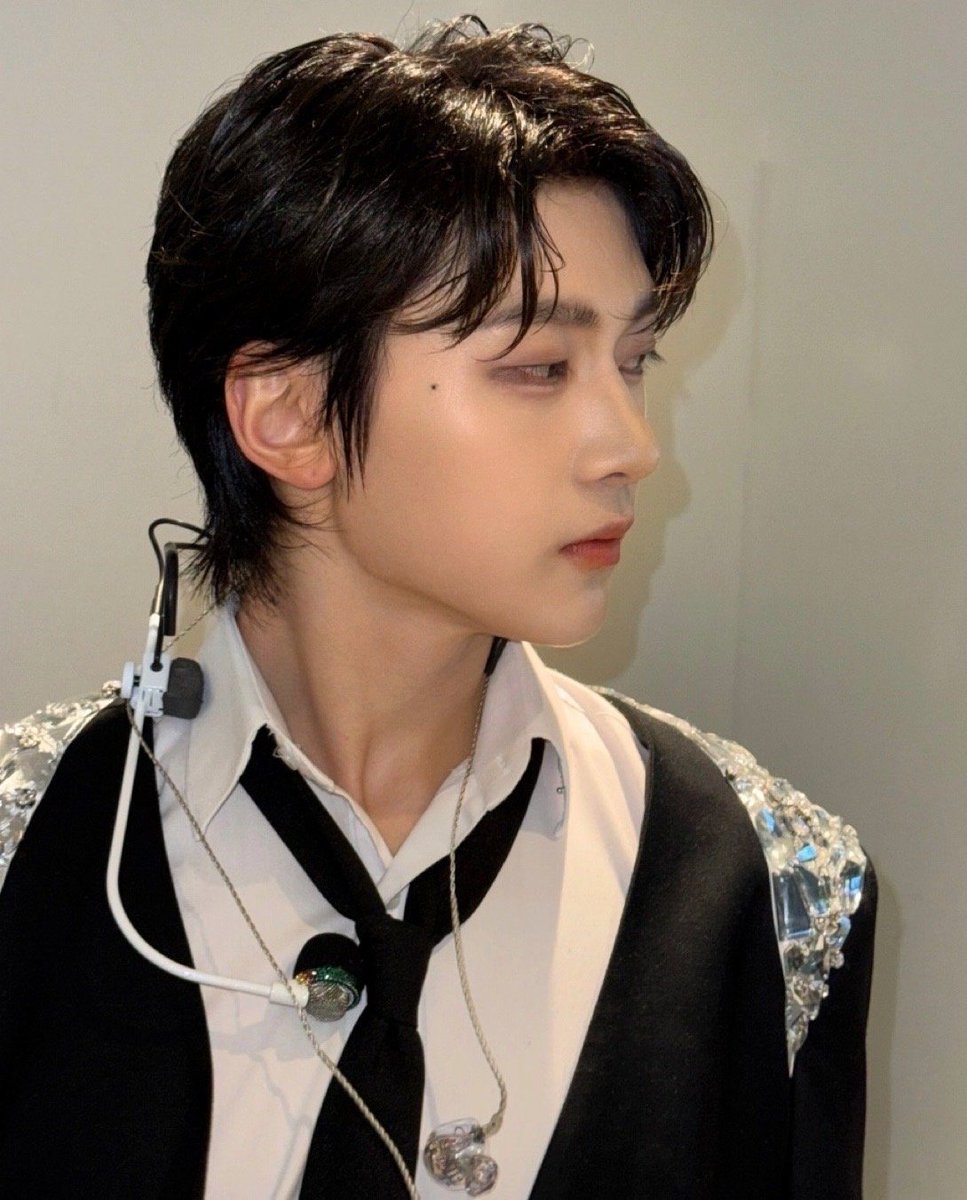 THE PRETTIEST SIDE PROFILE EVER