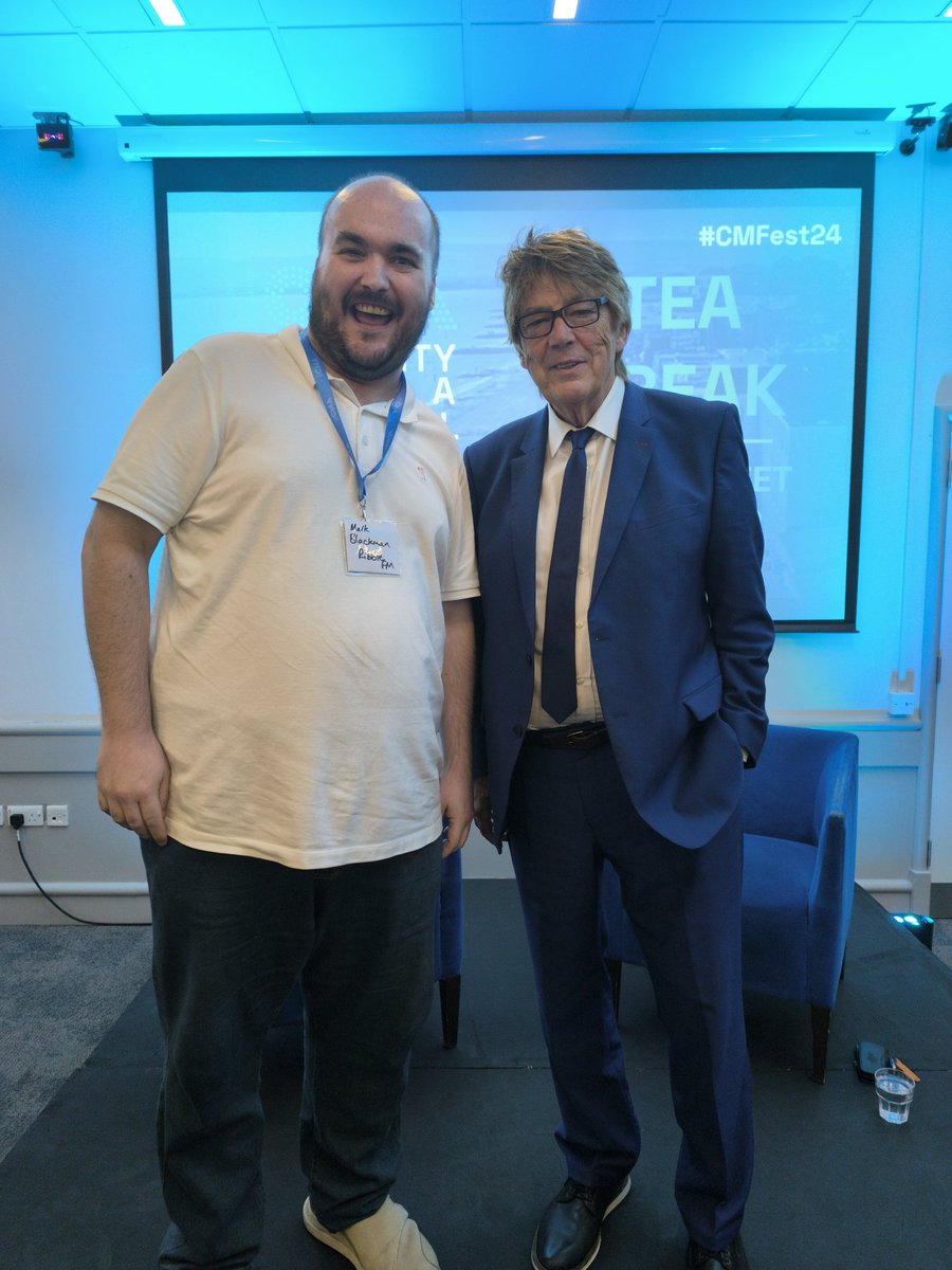 Thank you once again <a href="/MikeReadUK/">Mike Read</a> for the lovely chat, great presentation and this selfie! A true legend! #cmfest24 <a href="/community_media/">Community Media Association</a> 👍📻🤗