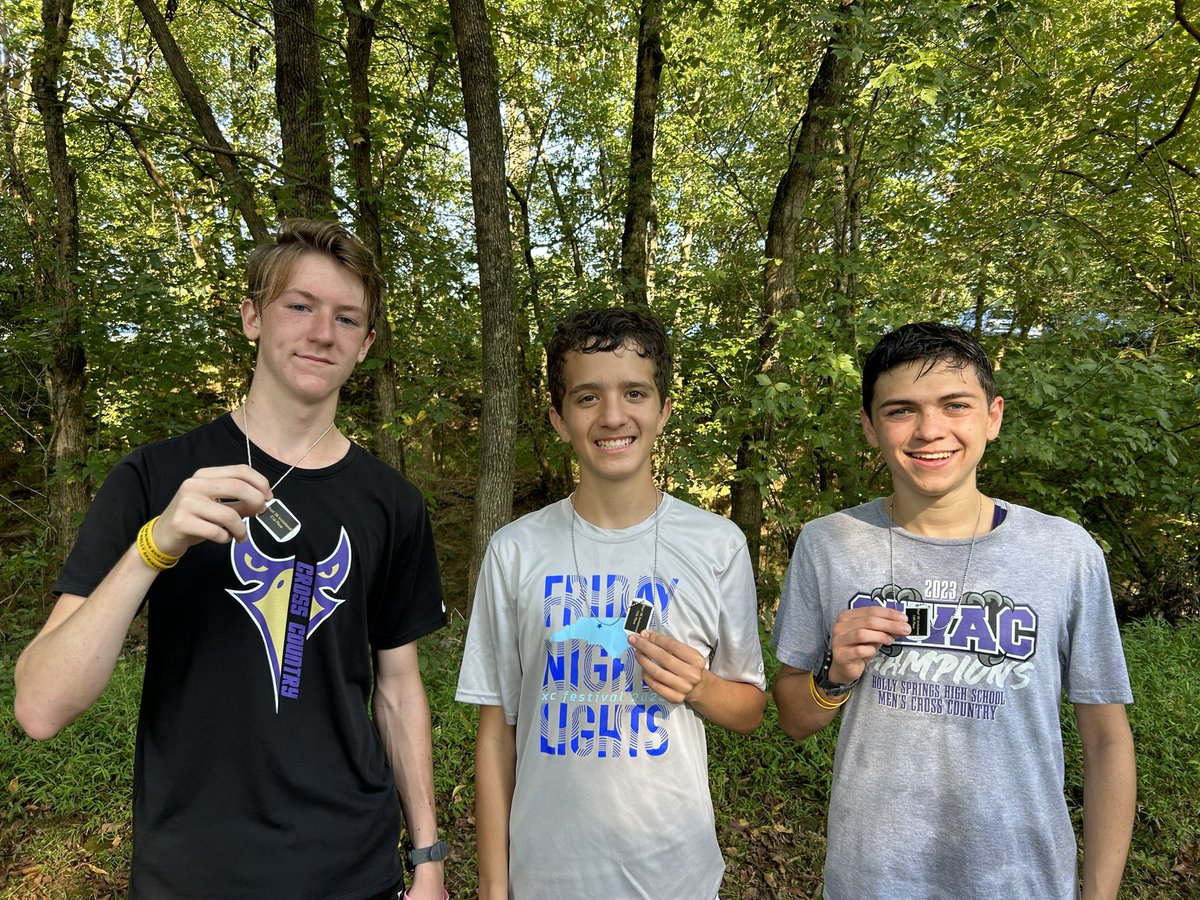Congrats to our medalists (dog tags) in the invitational race! Owen ran 16:55, Keenan 17:11 and Wyatt 17:13!  👏🏻👏🏻👏🏻
