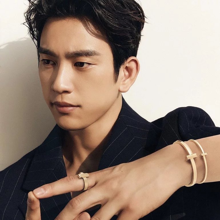 kchartsmaster's tweet photo. Happy 30th birthday to JINYOUNG of GOT7! https://t.co/GgAdA0cpxM