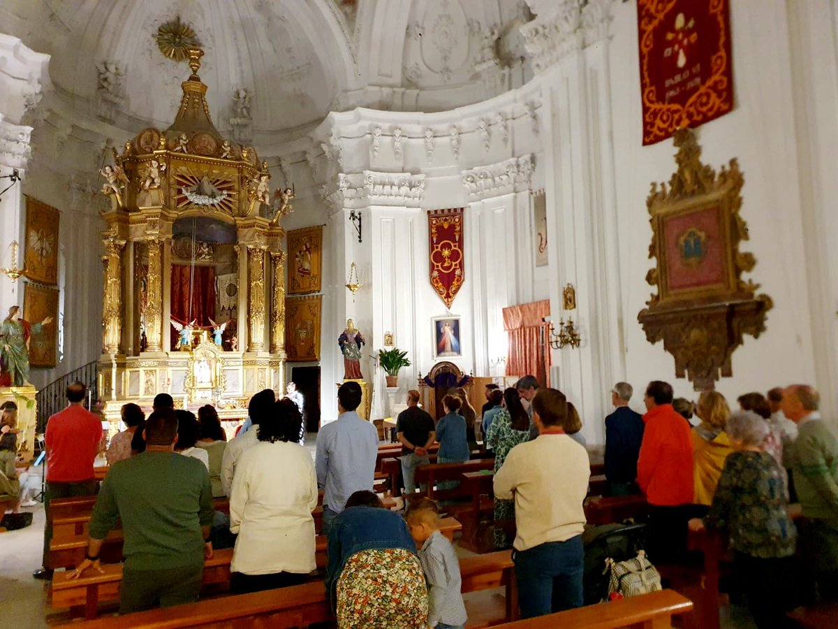 MFCTOLEDO's tweet photo. Ayer, los grupos y equipos del MFC de Yepes, iniciaron el curso con el rosario, la misa y una oración de familias con el lema del jubileo "Peregrinos de Esperanza". 
Contando con la presencia de nuestros queridos presidentes diocesanos Ricardo y Maria. https://t.co/vqn4jVit0y